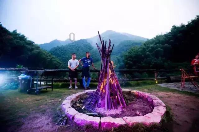 逃离废弃火车站
